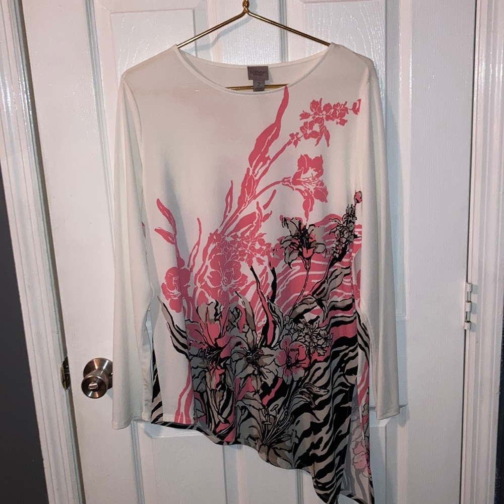 Easywear by Chico’s Longsleeve Asymmetrical Top gorgeous colors.  Like new.
